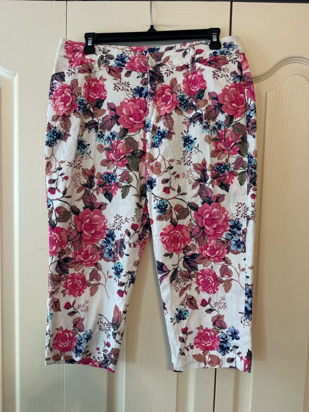 St. John’s Bay Women’s White & Pink Floral Print Capri Pants Sz. 10